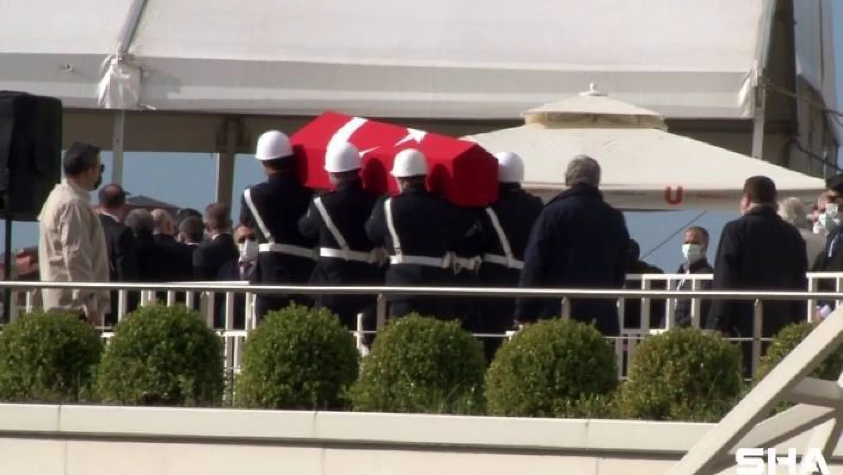 Eski Başbakan Mesut Yılmaz, Marmara Üniversitesi İlahiyat Fakültesi Camii'nde düzenlenen cenaze töreniyle son yolculuğuna uğurlanıyor.