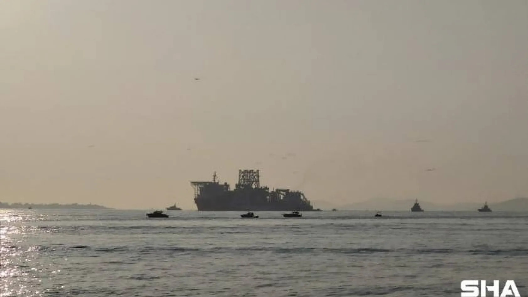 'Kanuni' Sondaj Gemisi İstanbul Boğazı'ndan böyle geçti