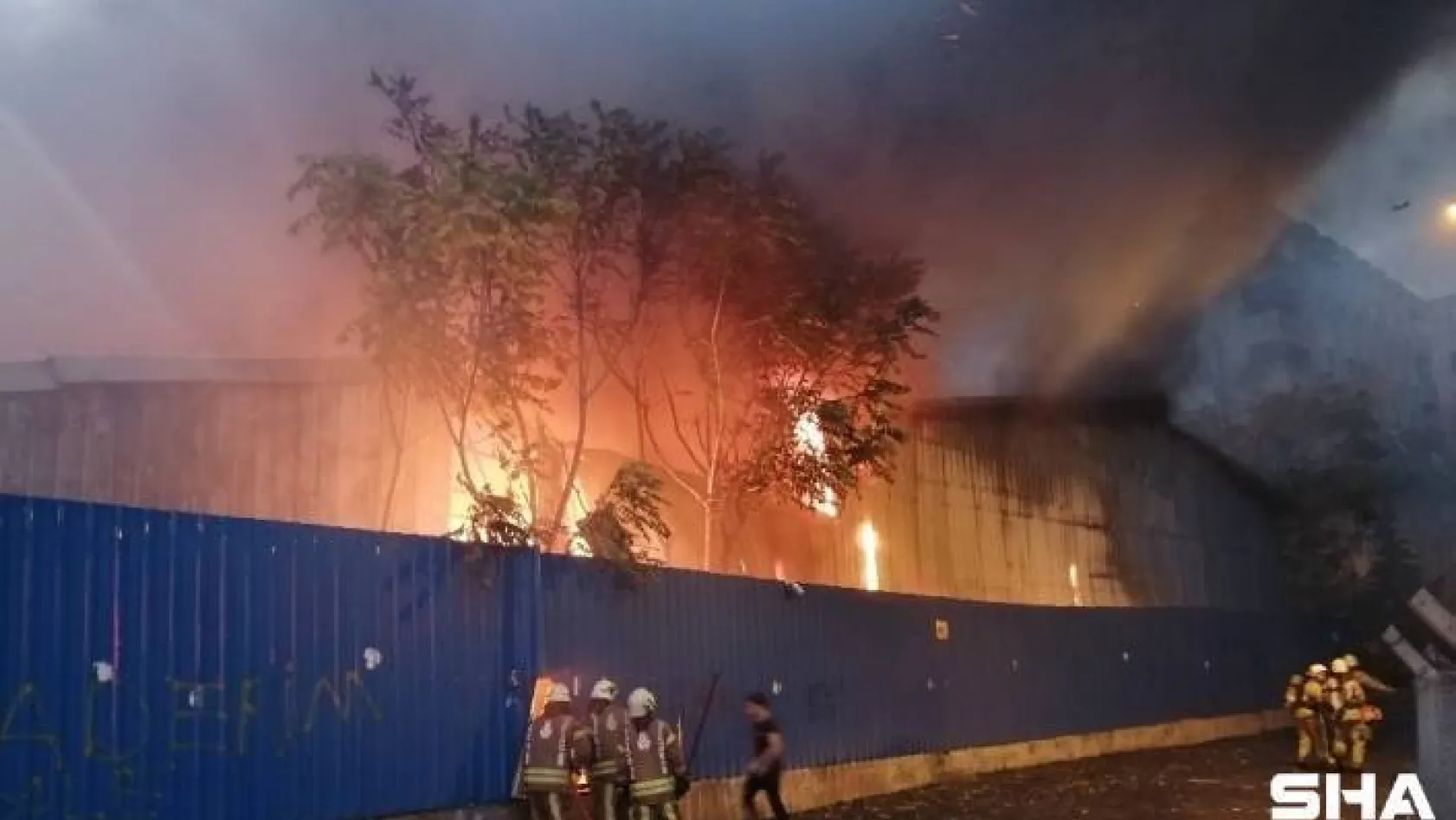 Kartal'da kağıt fabrikası alev alev yandı