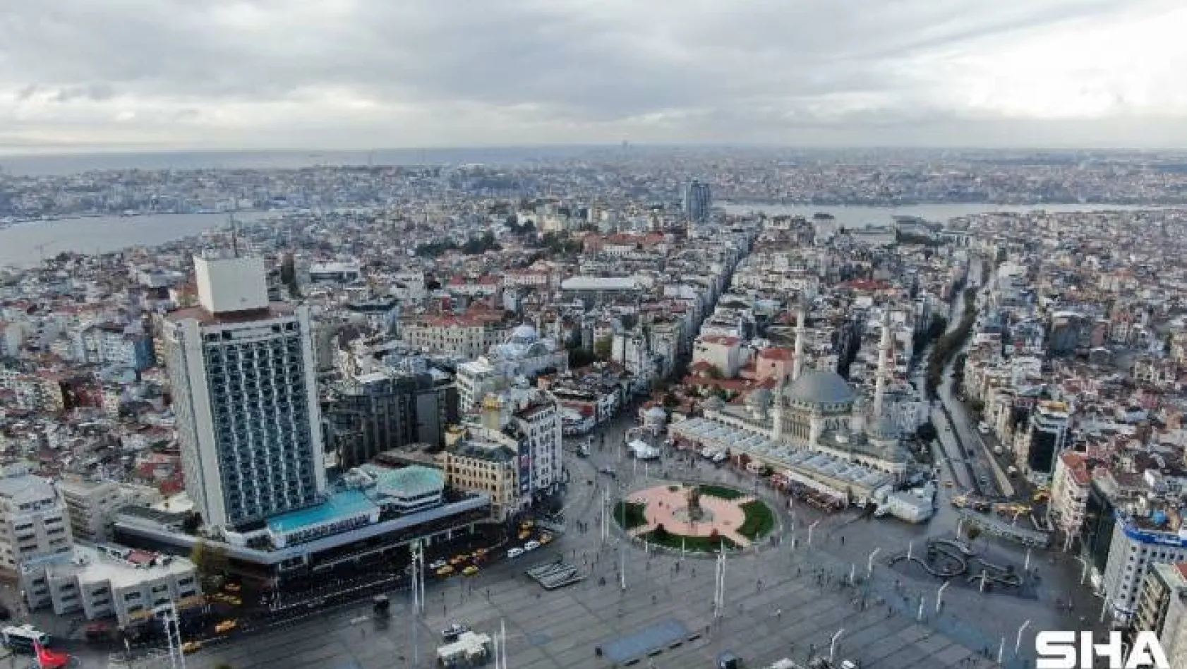 Kısıtlama sonrası Taksim'de yaşanan hareketlilik havadan görüntülendi