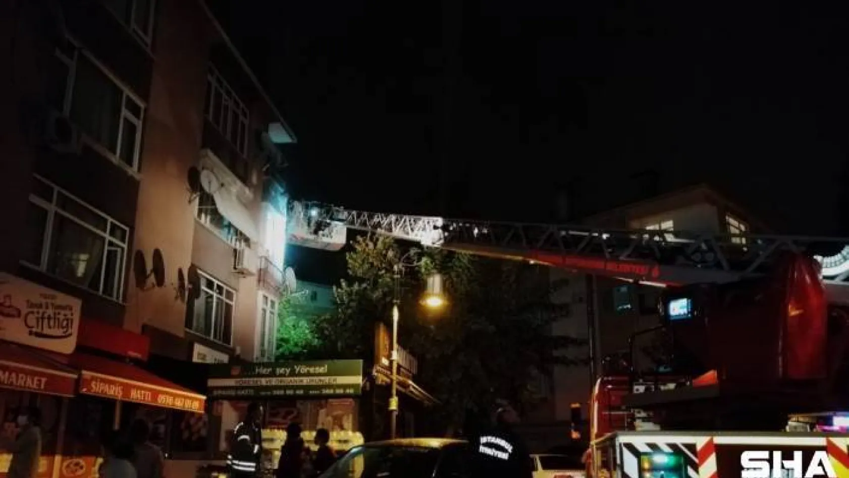 Maltepe'de üç katlı binada çıkan yangında can pazarı: 15 kişi kurtarıldı