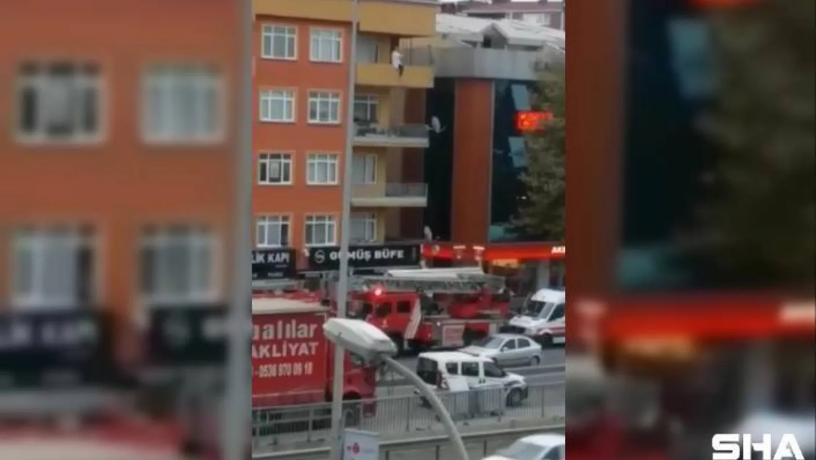 (Özel) Polisin intihar etmek için balkona çıkan kadını kurtardığı anlar kamerada