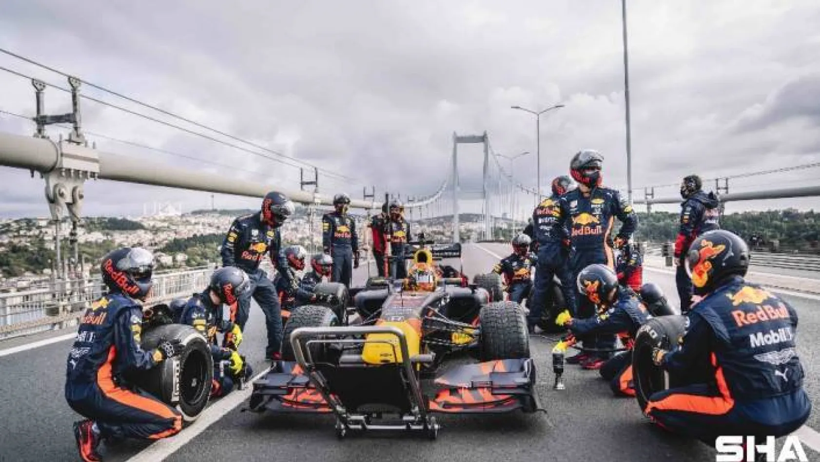 Red Bull Pit Stop Challenge'da en hızlı pit'i yaptılar, Albon ve Verstappen ile buluştular