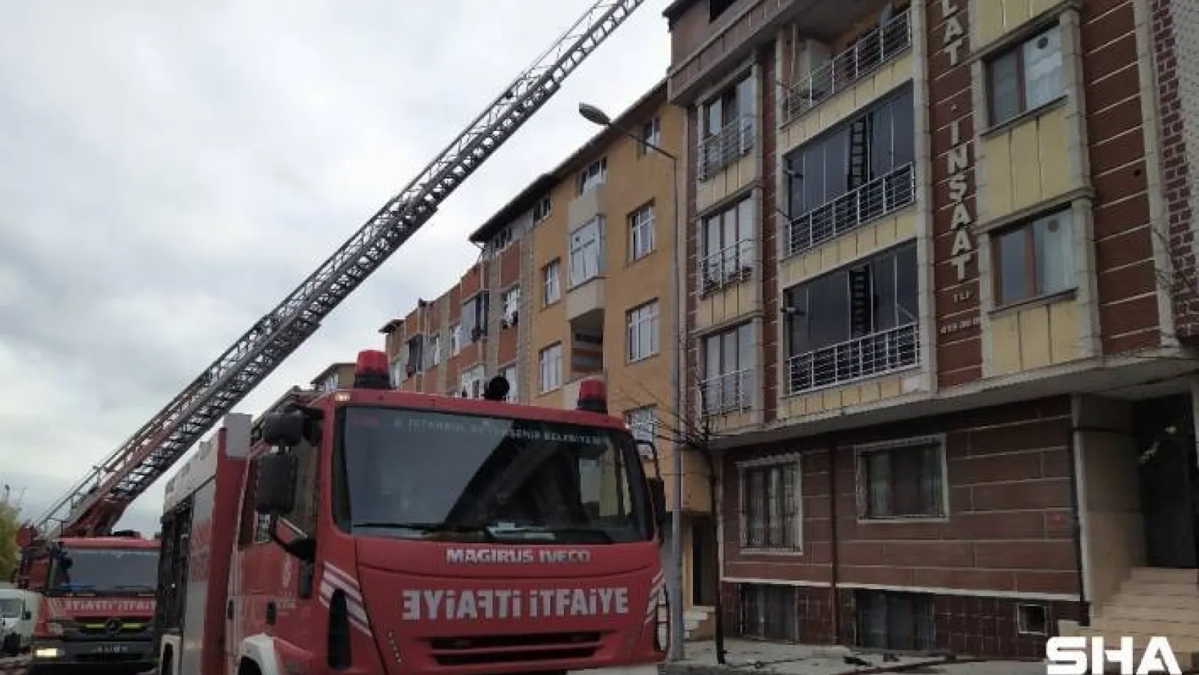 Sultangazi'de çatı katındaki yangın paniğe neden oldu