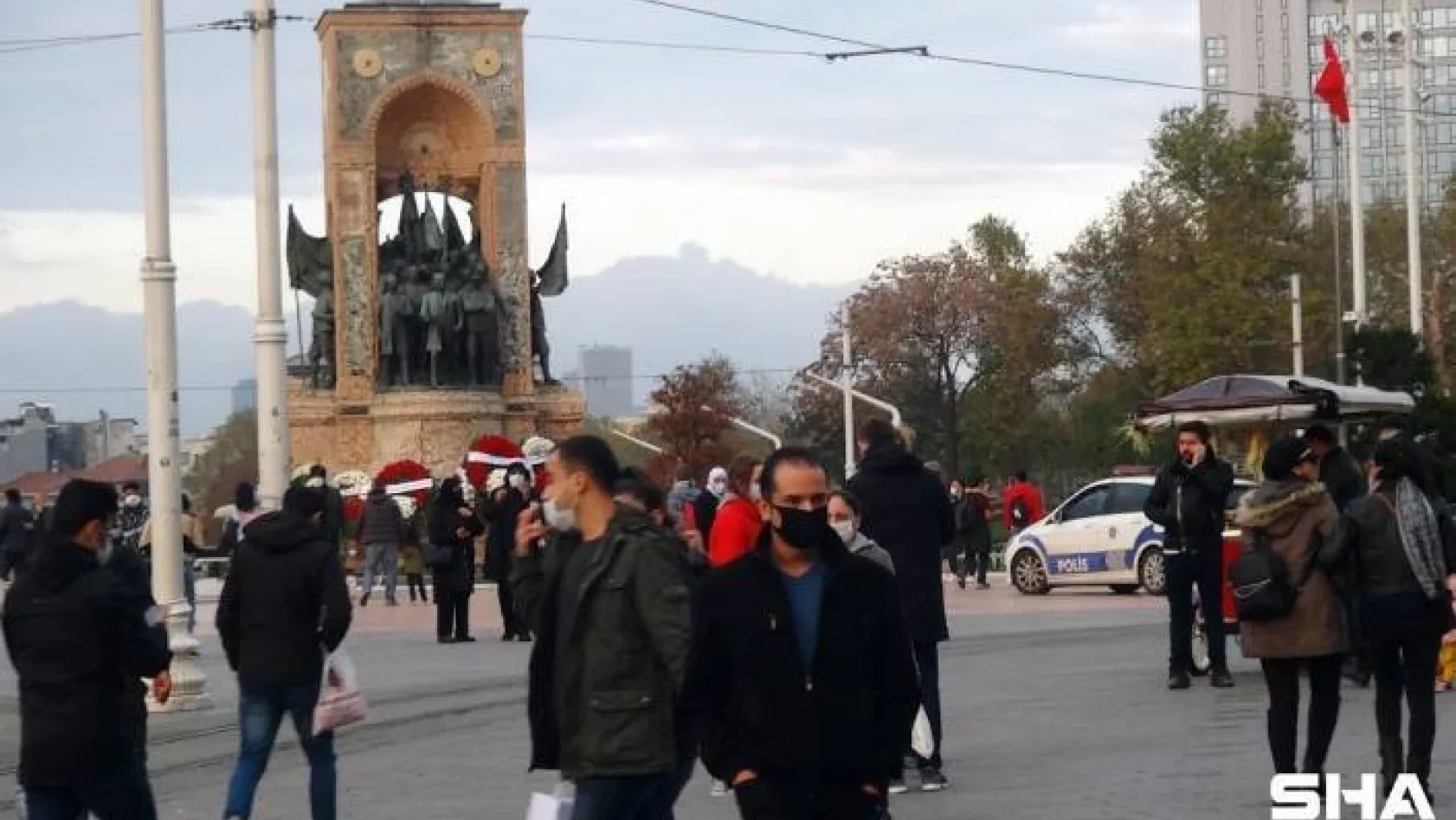 Taksim'de korona virüse rağmen oluşan kalabalık dikkat çekti