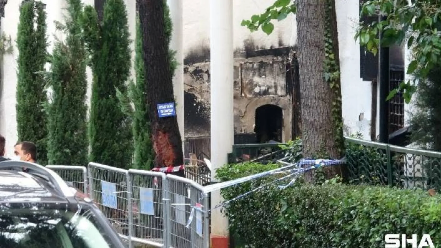 Yangından sonra tarihi Vaniköy Cami'inde ekipler incelemede bulundu
