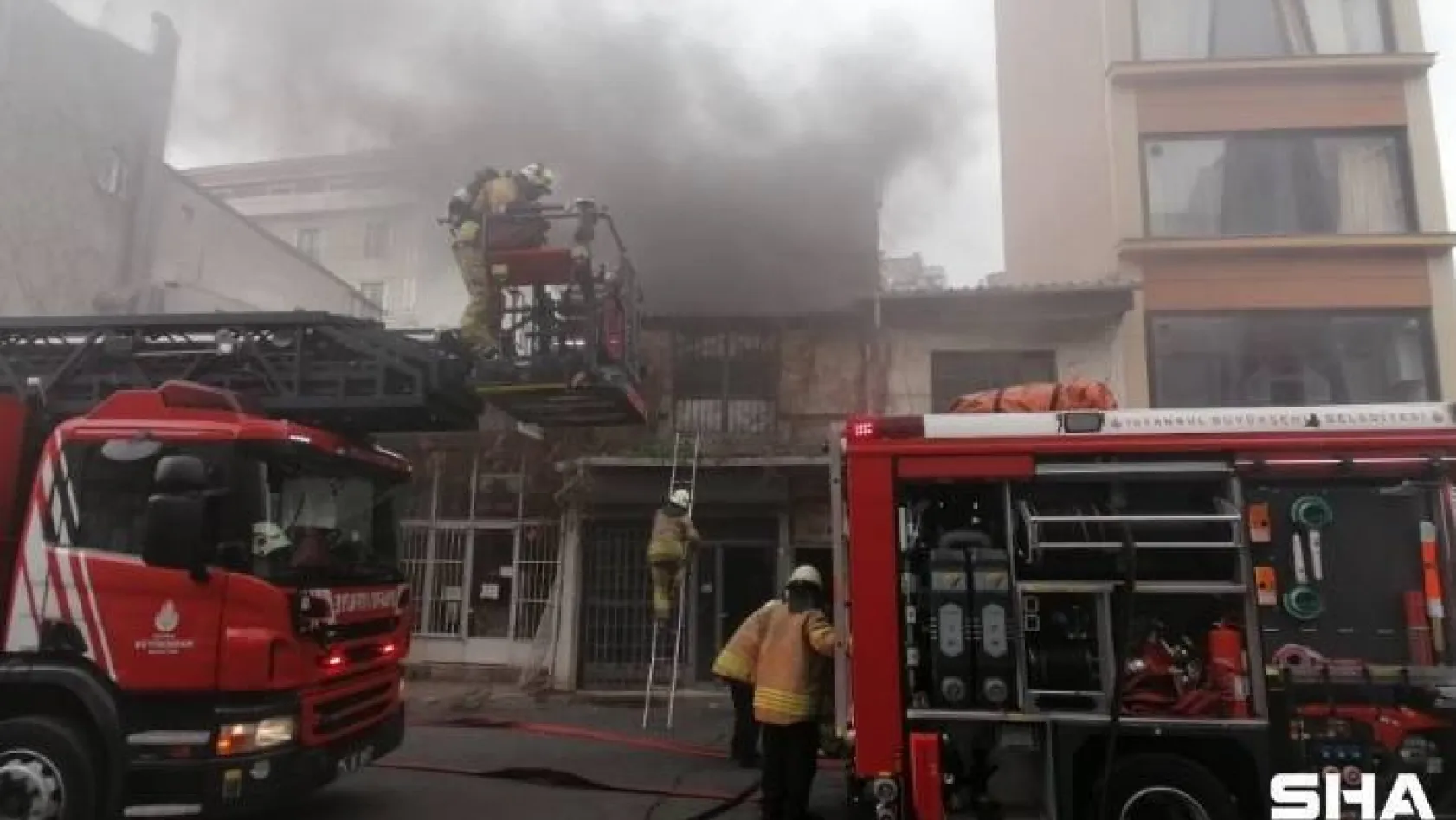 Beyoğlu'nda vatandaşlar sosyal mesafeyi unutup yangını izledi