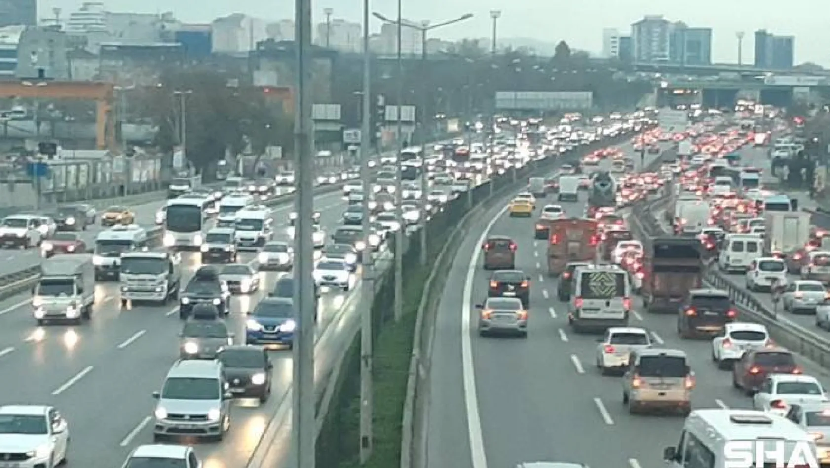 İstanbulda kısıtlama  öncesi trafik yoğunluğu rekor seviyede