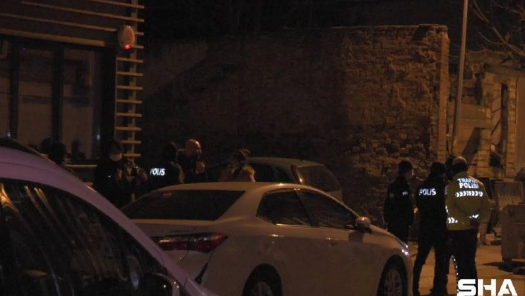 Kadıköy'de park halindeki araç alev aldı, 2 kişi hayatını kaybetti