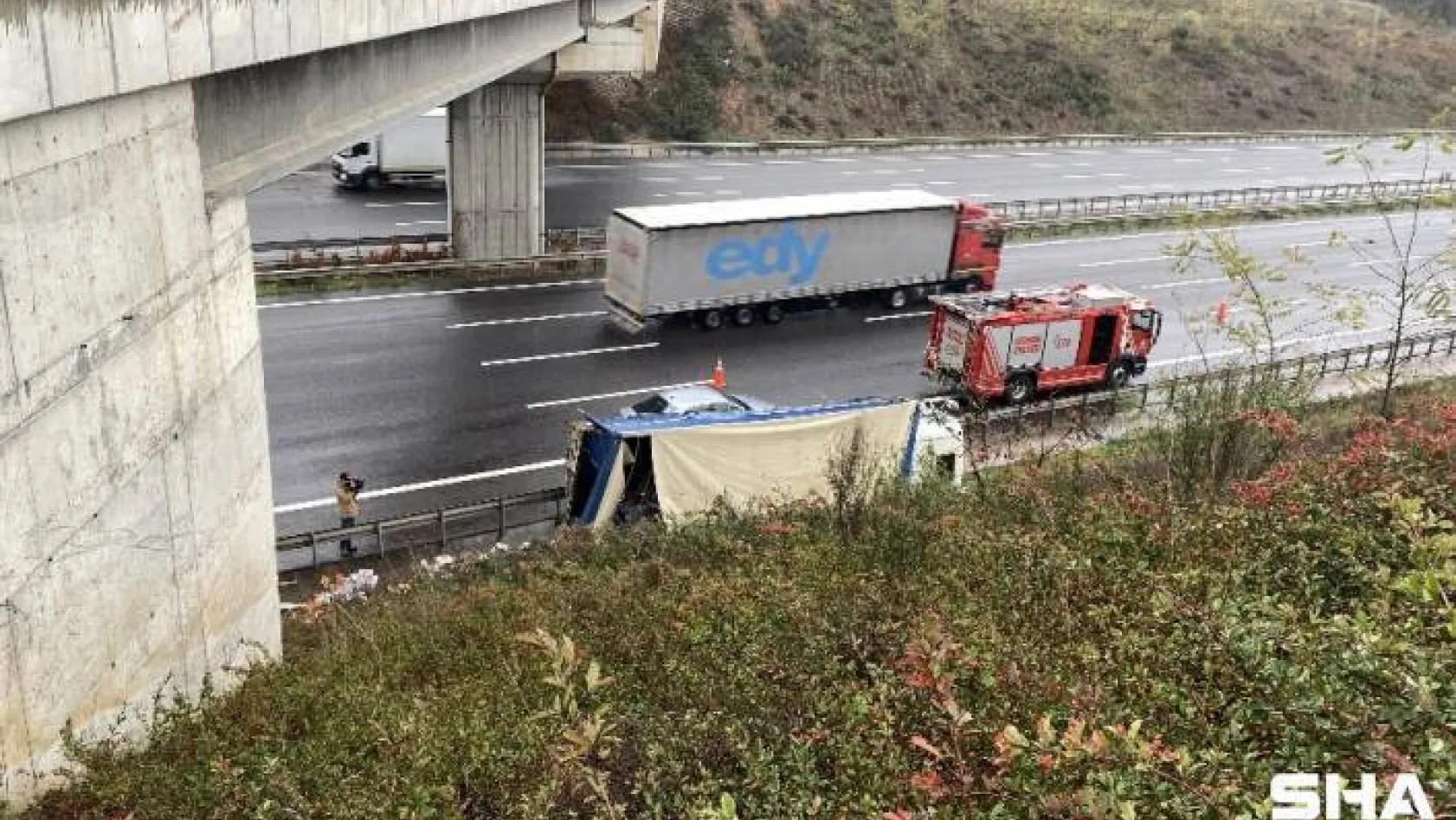 Kuzey Marmara Otoyolu'nda kamyon devrildi: 1 yaralı