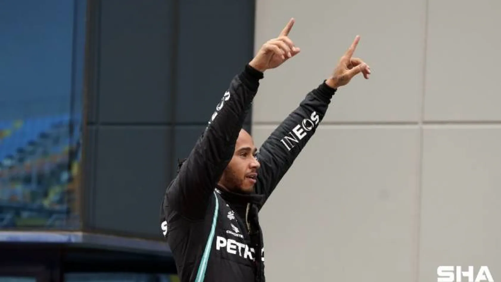 Lewis Hamilton korona virüse yakalandı