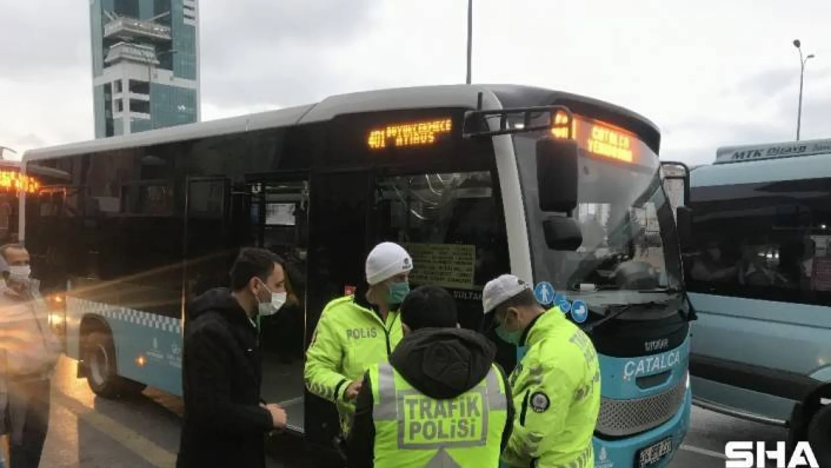 Minibüsten indirilen fazla yolcudan polise ilginç tepki