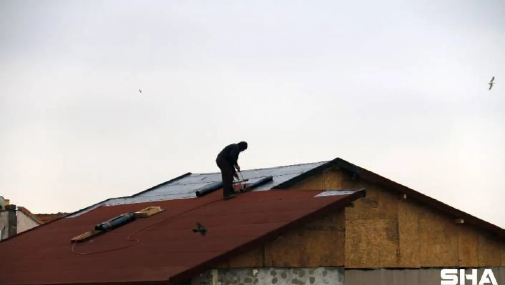 Taksim'de çatıda tehlikeli çalışma