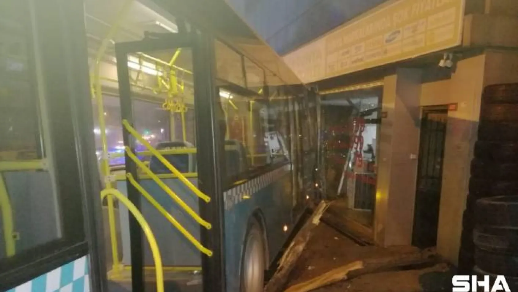 Ümraniye'de freni boşalan özel halk otobüsü iş yerine girdi
