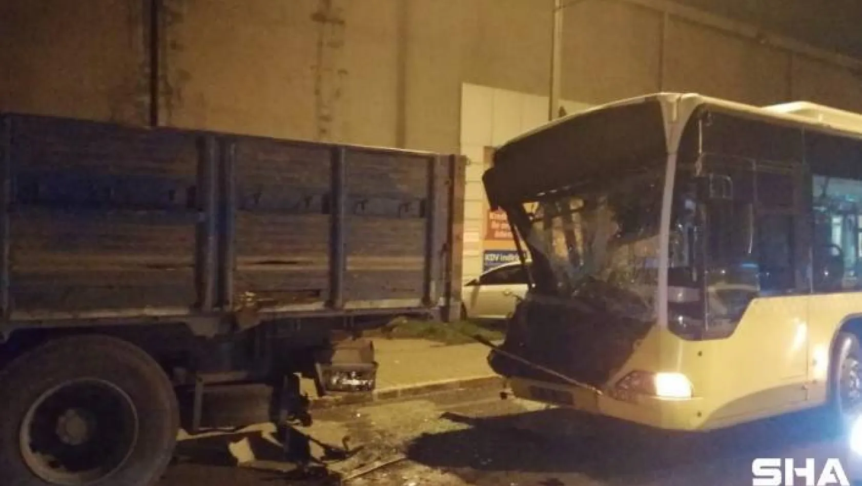 Ümraniye'de İETT otobüsü kamyonete çarptı: 2 yaralı