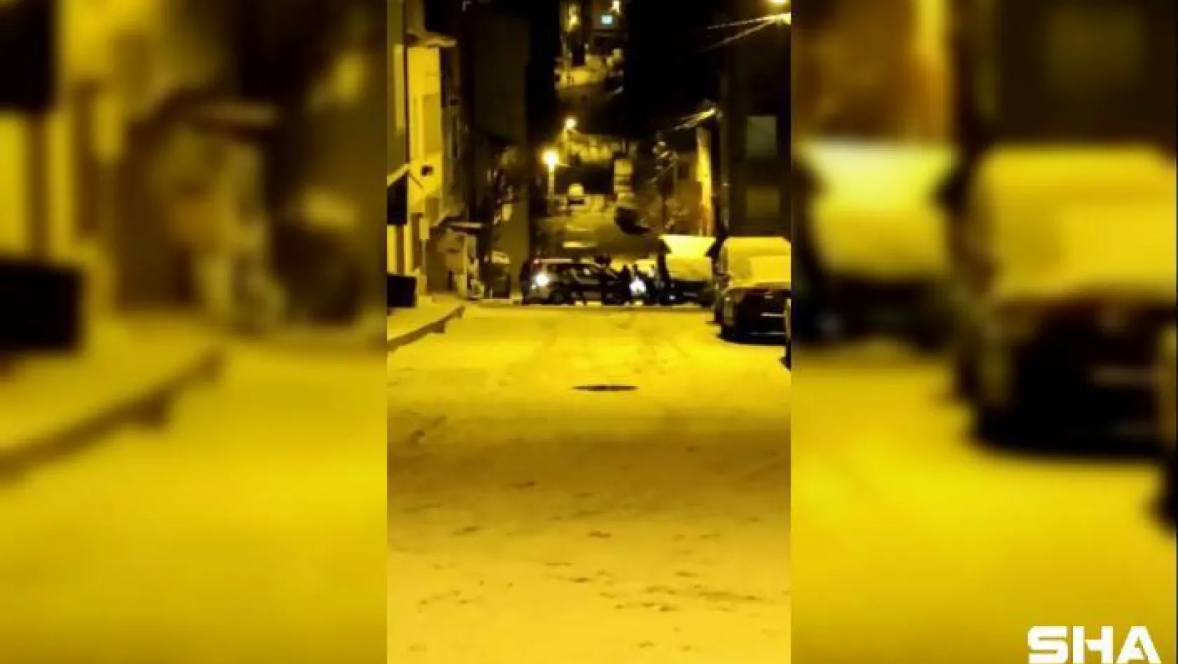 Arnavutköy'de kartopu oynayanlar vatandaş mahallede kalan polis aracını böyle kurtardı