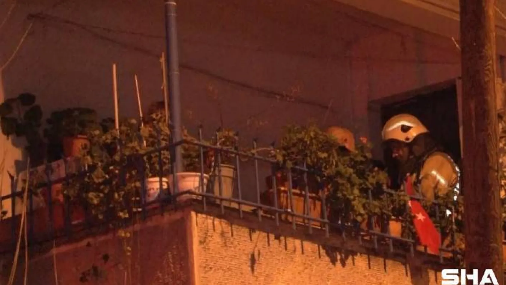Avcılar'da alevlerin yükseldiği dairede mahsur kalan vatandaşlar balkona sığındı