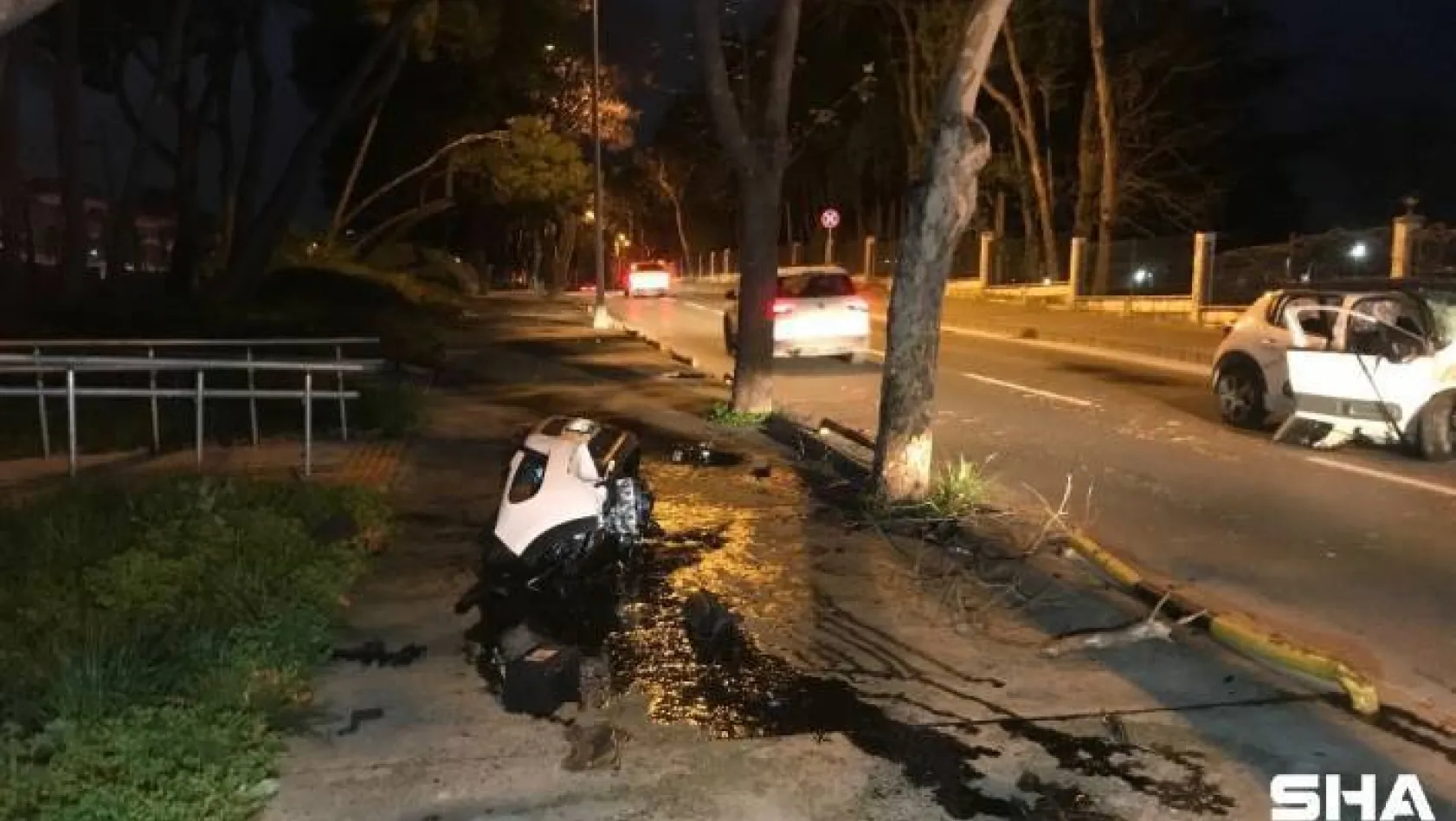 Bakırköy'de ağaca çarpan otomobil ikiye bölündü: 4 yaralı