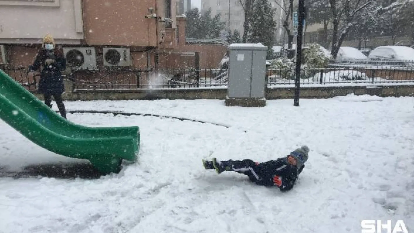 Beşiktaş'ta karın keyfini çocuklar çıkardı