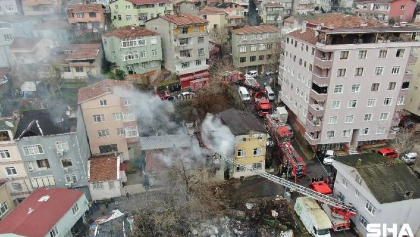 Beyoğlu'nda  iki katlı binada yangın