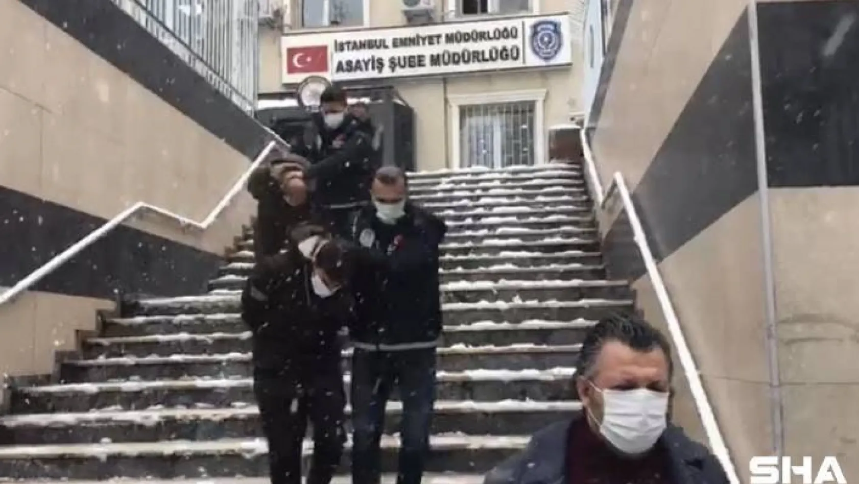 Çekmeköy'de kuyumcuda silahlı gasp kamerada