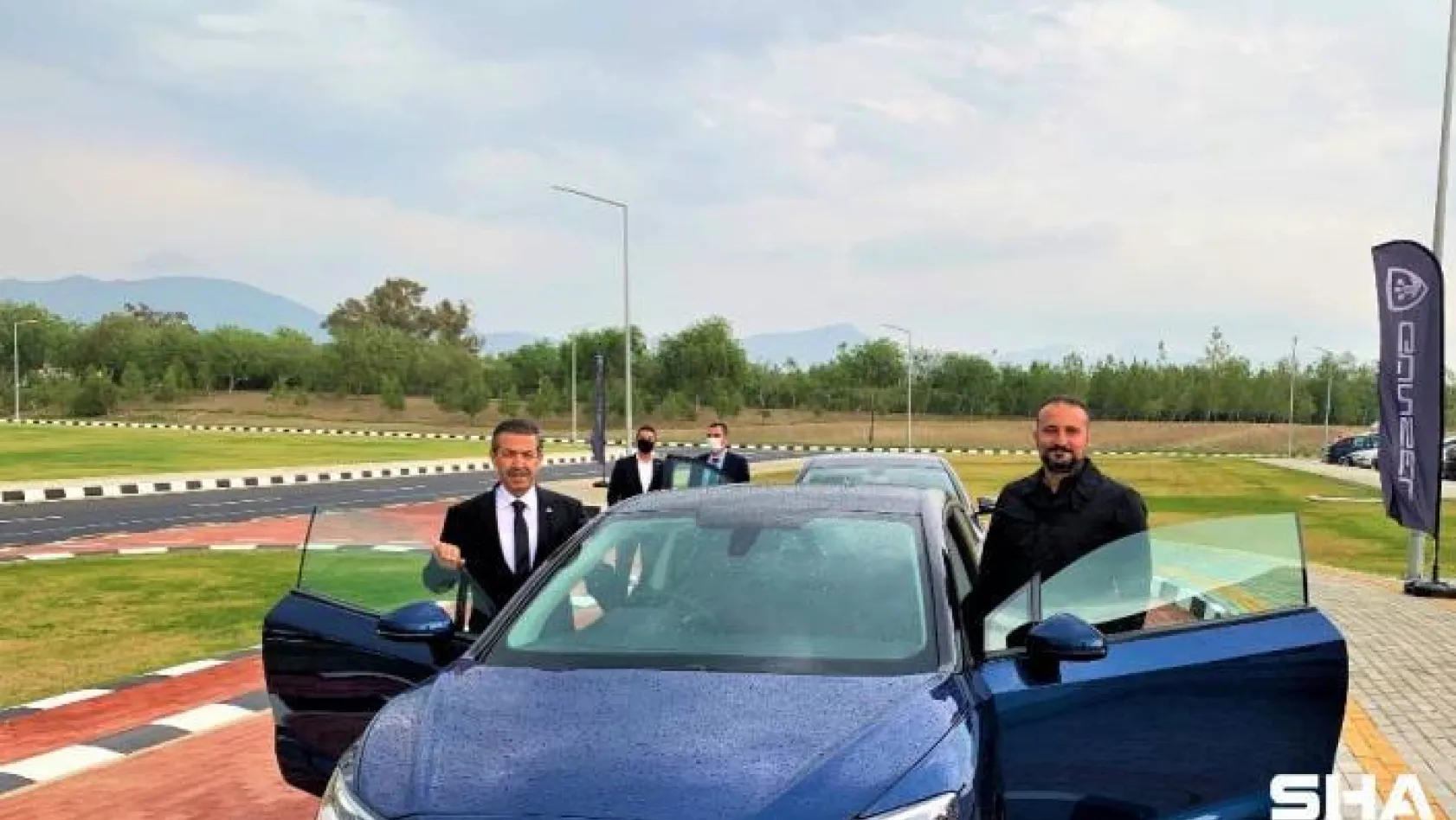 Dışişleri Bakanı Tahsin Ertuğruloğlu, KKTC'nin yerli otomobilini test etti