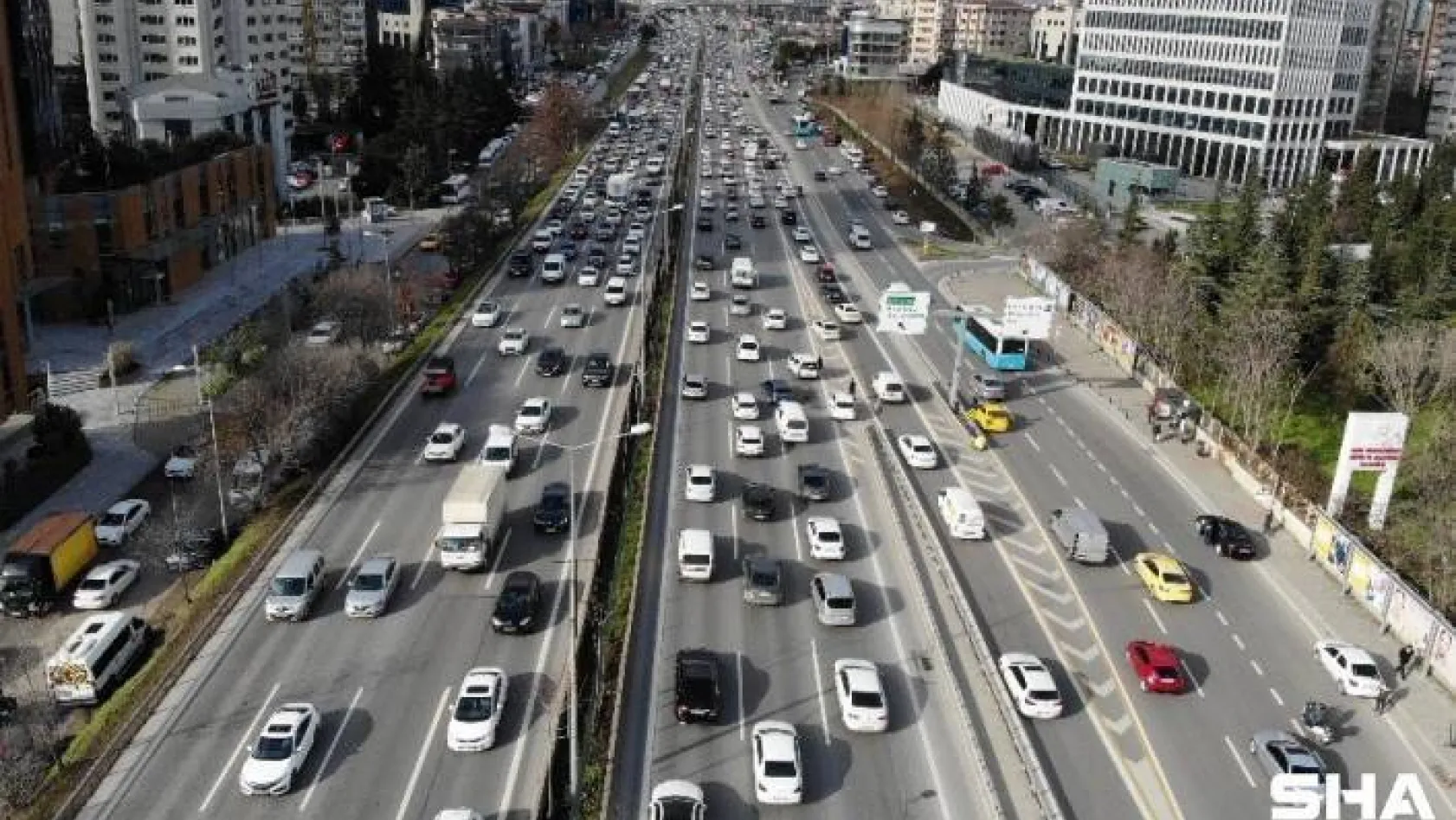 (Drone) İstanbul'da hafta sonu kısıtlaması öncesi trafik erken saatlerde başladı