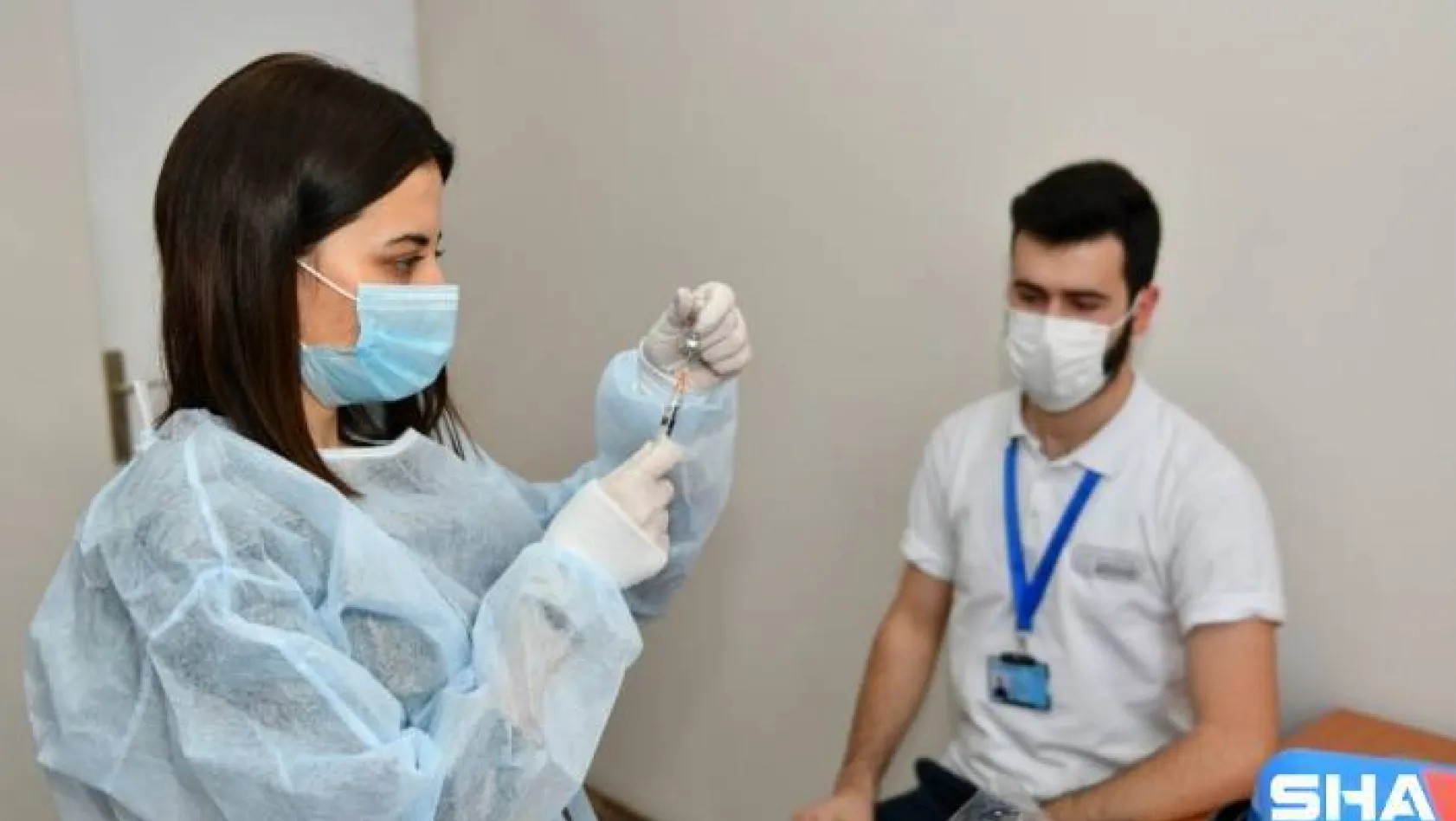 Esenyurt Belediyesi sağlık çalışanları Covıd-19 aşısının ilk dozunu yaptırdı