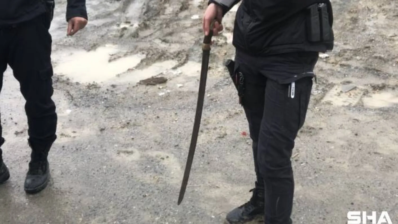 Esenyurt'ta kılıçlı pompalı tüfekli kavga:2 yaralı, 2 gözaltı