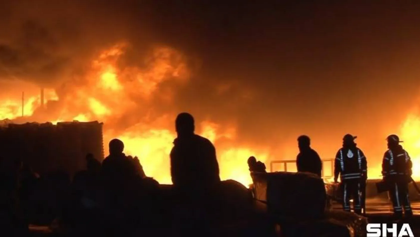 Esenyurt'ta plastik fabrikası alev alev yandı