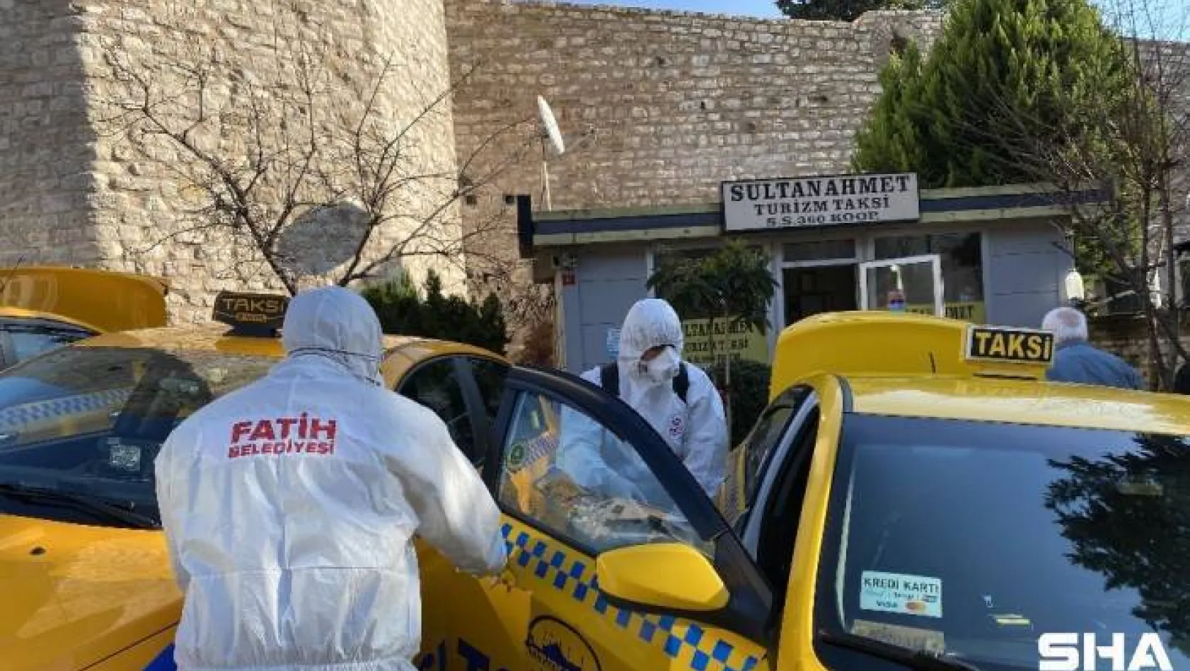 Fatih'te taksi ve taksi durakları korona virüse karşı dezenfekte ediliyor