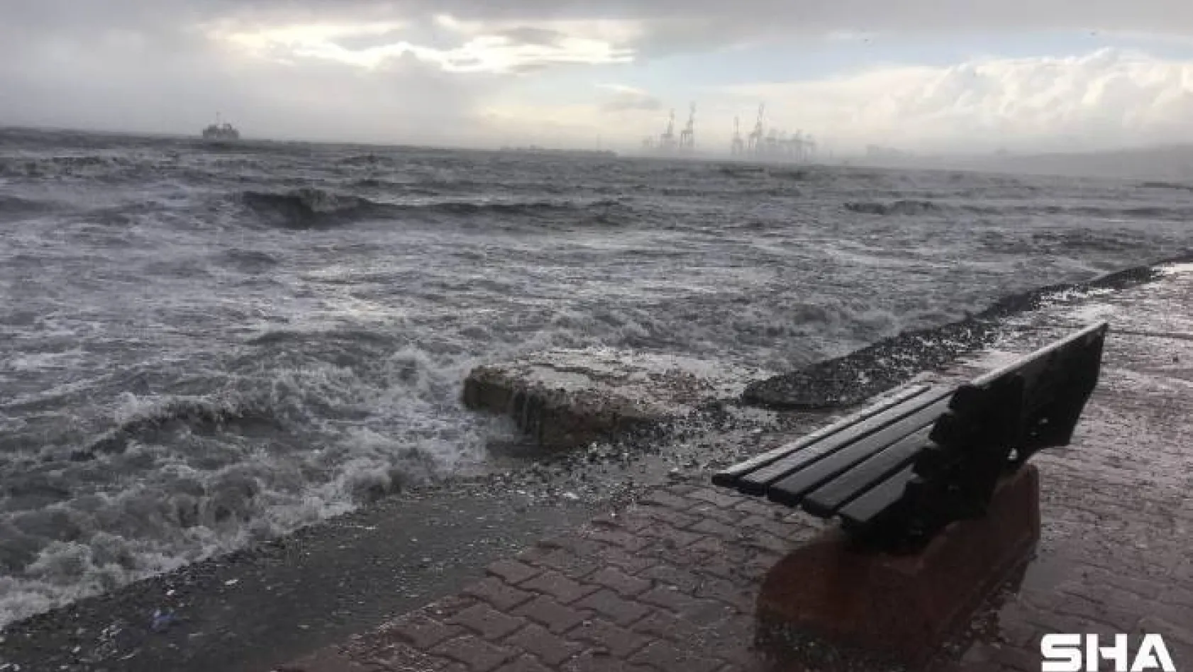 Fırtına uyarısının ardından Avcılar'da dev dalgalar kıyıyı dövdü