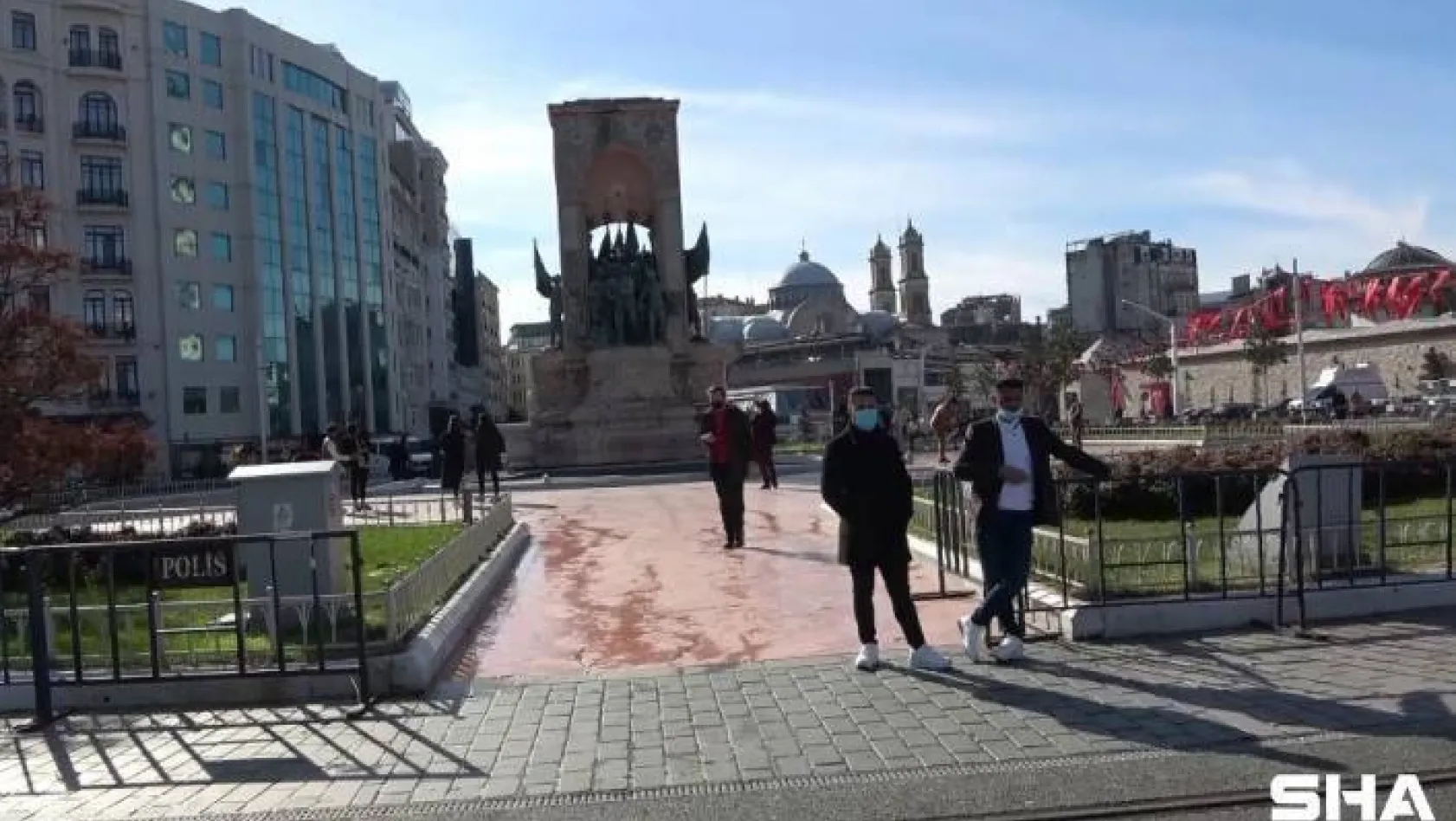 Güzel havayı fırsat bilen turistler Taksim Meydanı'na akın etti