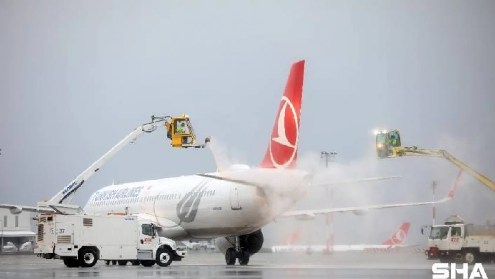 İstanbul Havalimanı'nda uçaklara buz ve dona karşı de-icing işlemi uygulanıyor