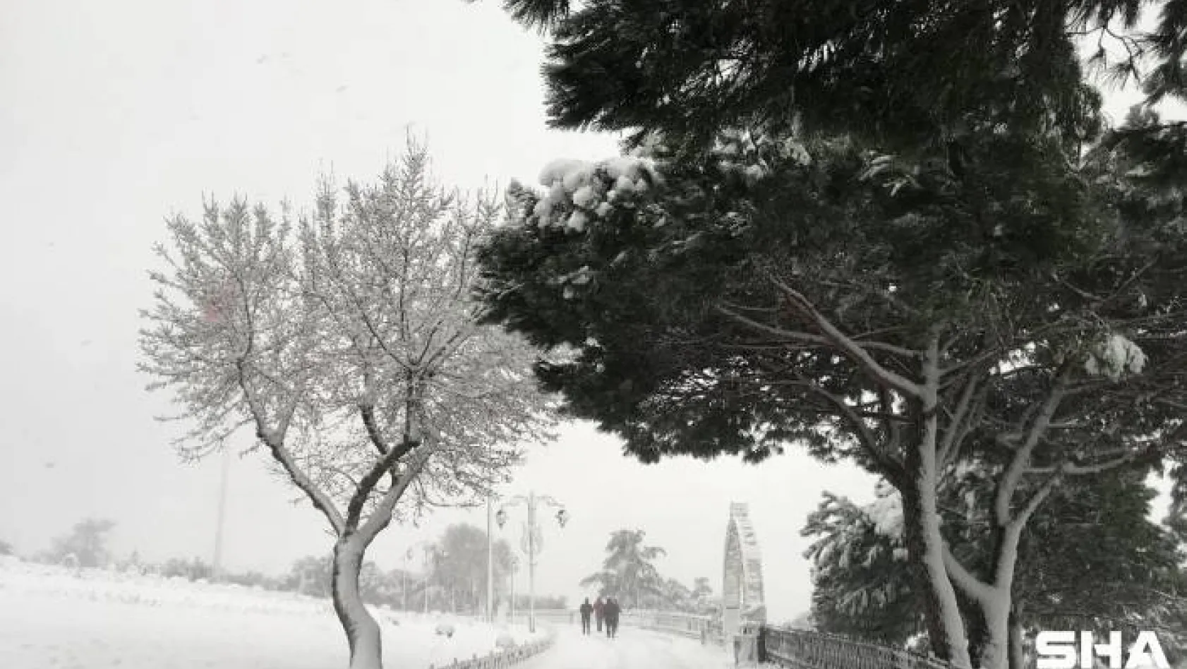 İstanbul'da kar etkisini artırdı, Çamlıca Tepesi'nde kar kalınlığı 20 santime ulaştı