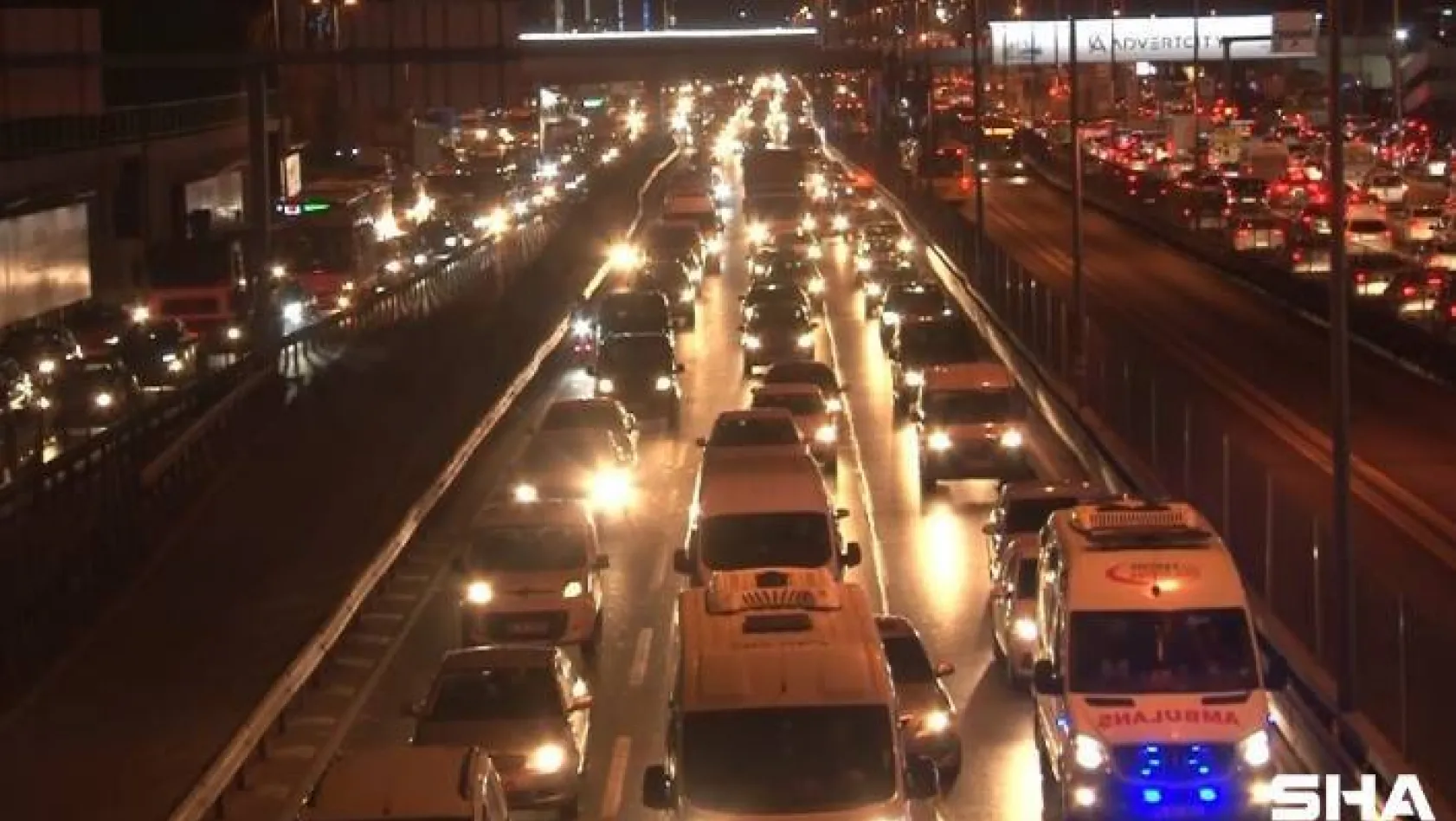İstanbul'da mesai çıkışında trafik yoğunluğu