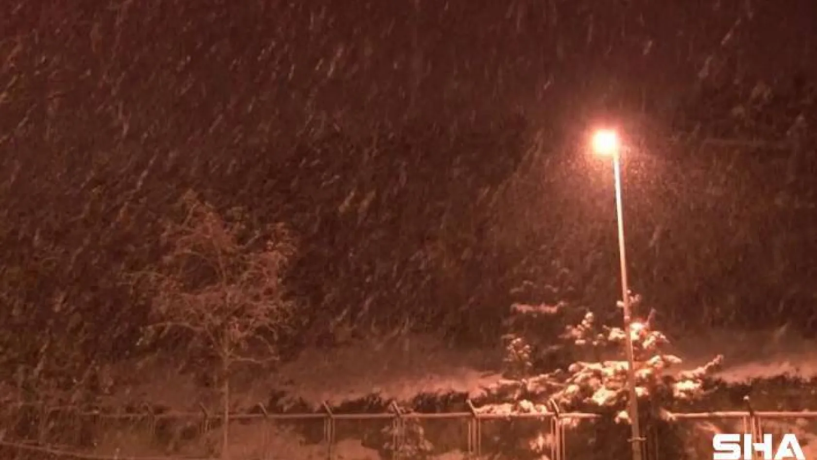 İstanbul'da yoğun kar yağışı devam ederken sürücüler güçlükle ilerleyebildi