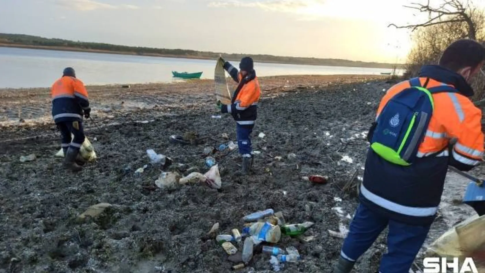 İstanbul'un barajlarında sular çekildi, torba torba çöpler ortaya çıktı