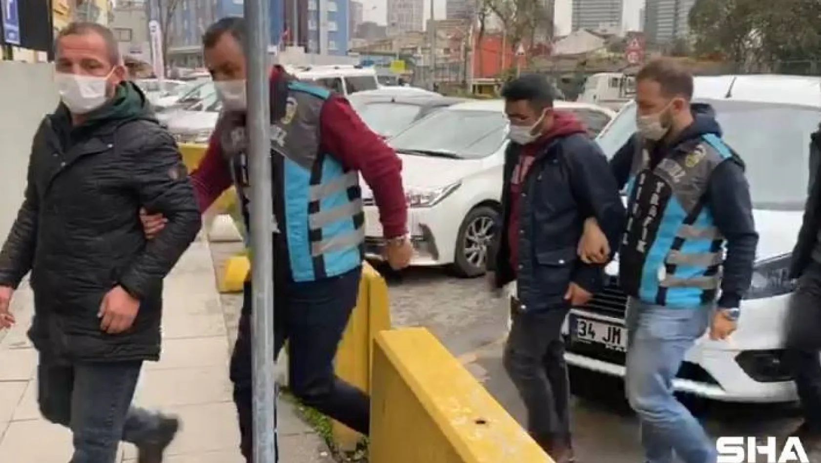 Kadıköy'de değnekçilik yapan 3 şahıs yakalandı