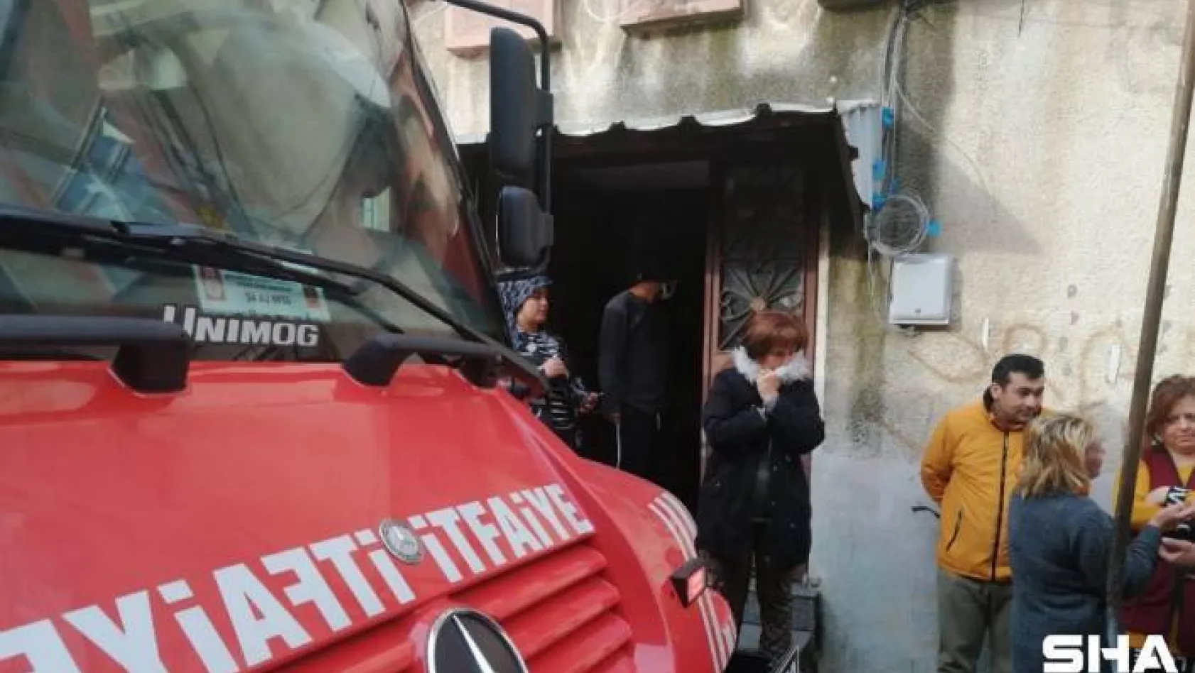 Kadıköy'de iki katlı binada çıkan yangın paniğe neden oldu