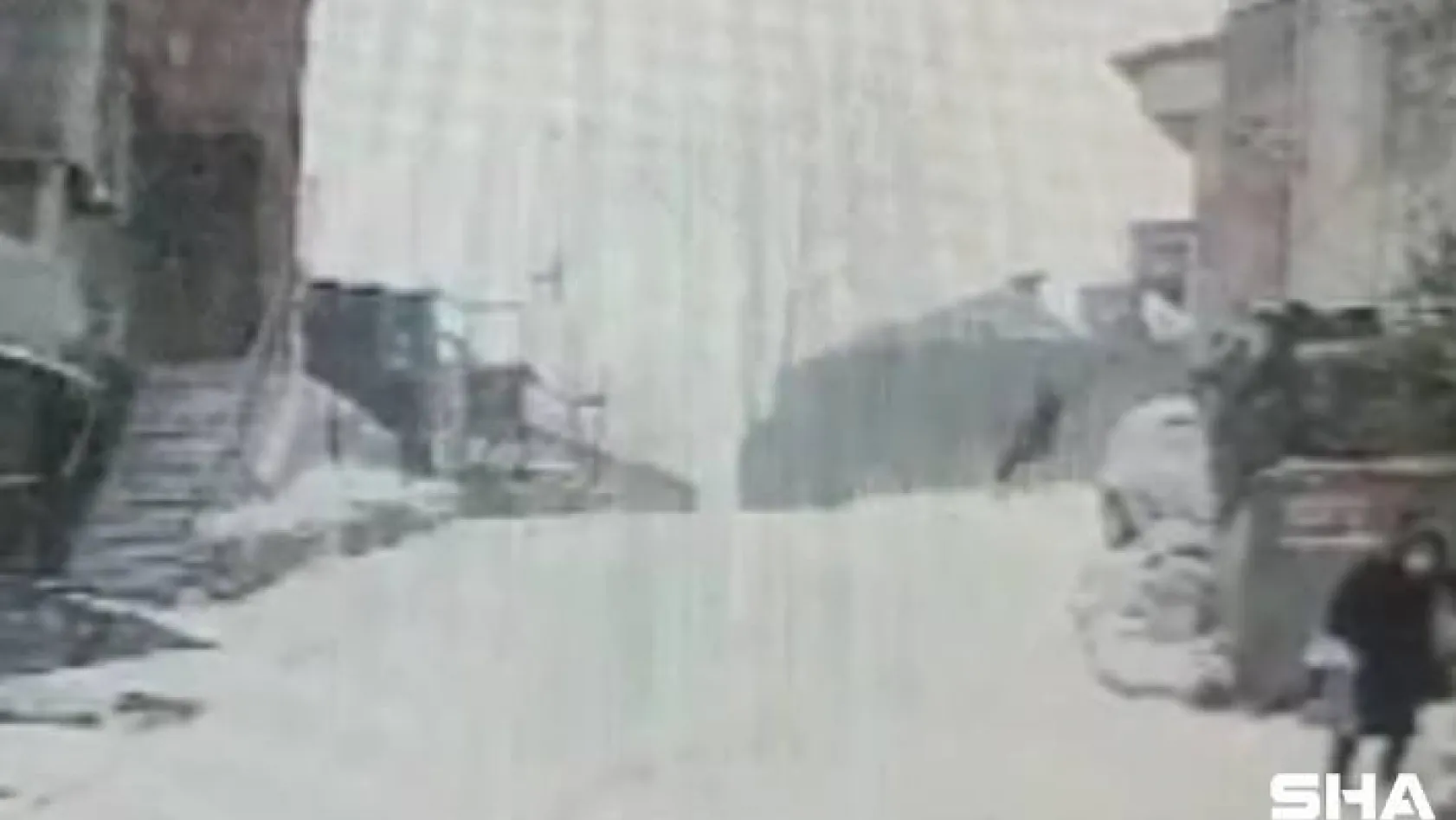 Kağıthane'de buzlanan yolda düşen vatandaşa çarpan otomobil kayarak duvara çarptı