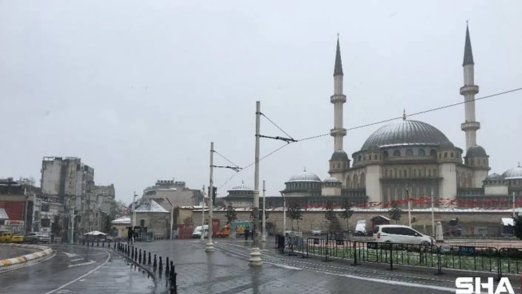 Kar Taksim Camii'nin kubbesini beyaza bürüdü
