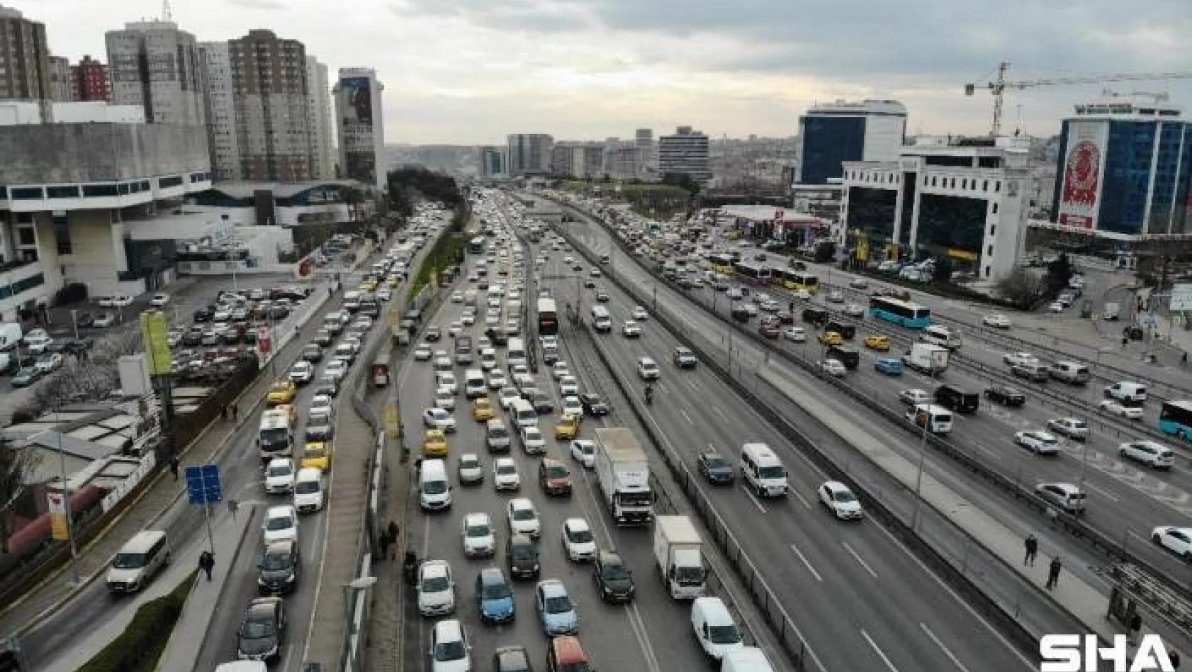 Kısıtlama öncesi İstanbul'da trafik yoğunluğu oluştu