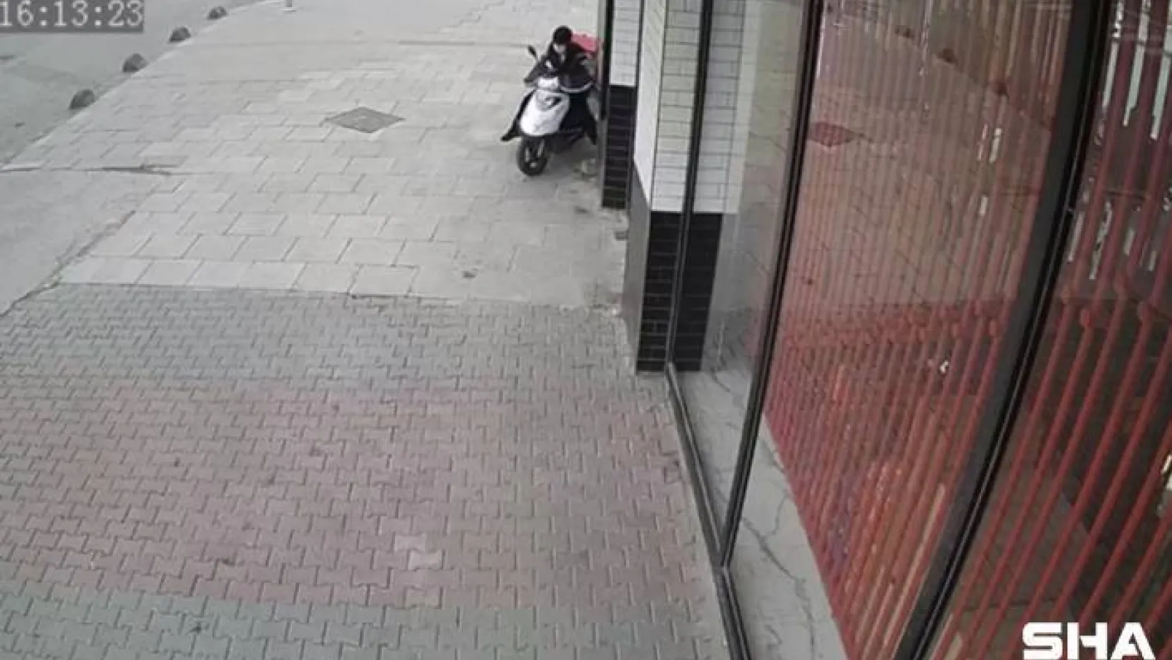 Lokantanın önünden motosikleti böyle çaldı