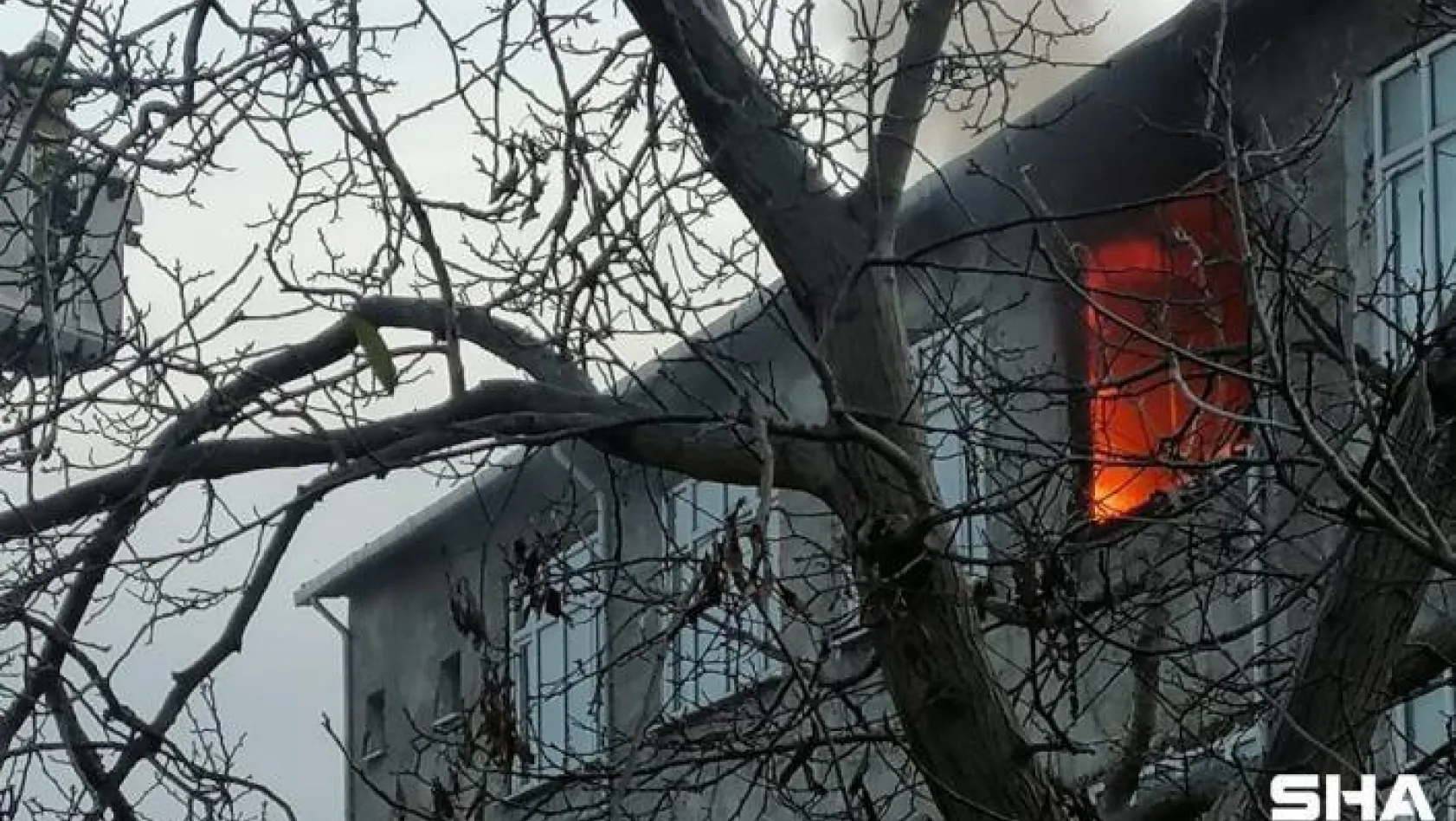 Ortaköy'de alev alev yanan daire paniğe neden oldu