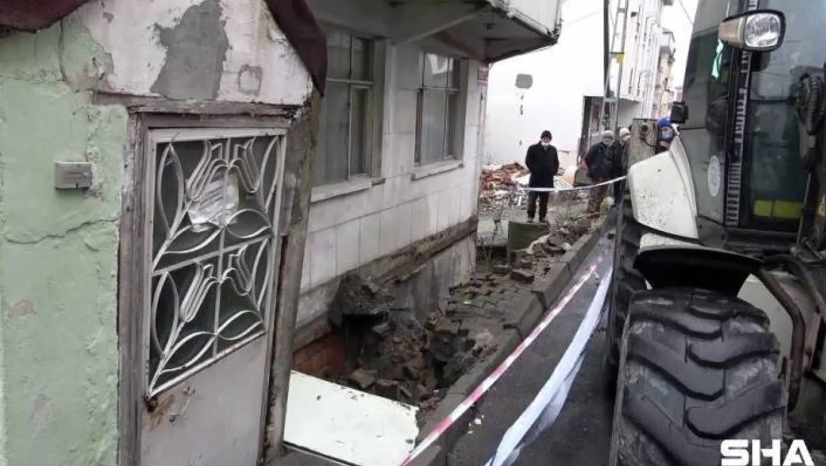 (Özel) Arnavutköy'de kaldırım çöktü, bir bina boşaltılarak mühürlendi