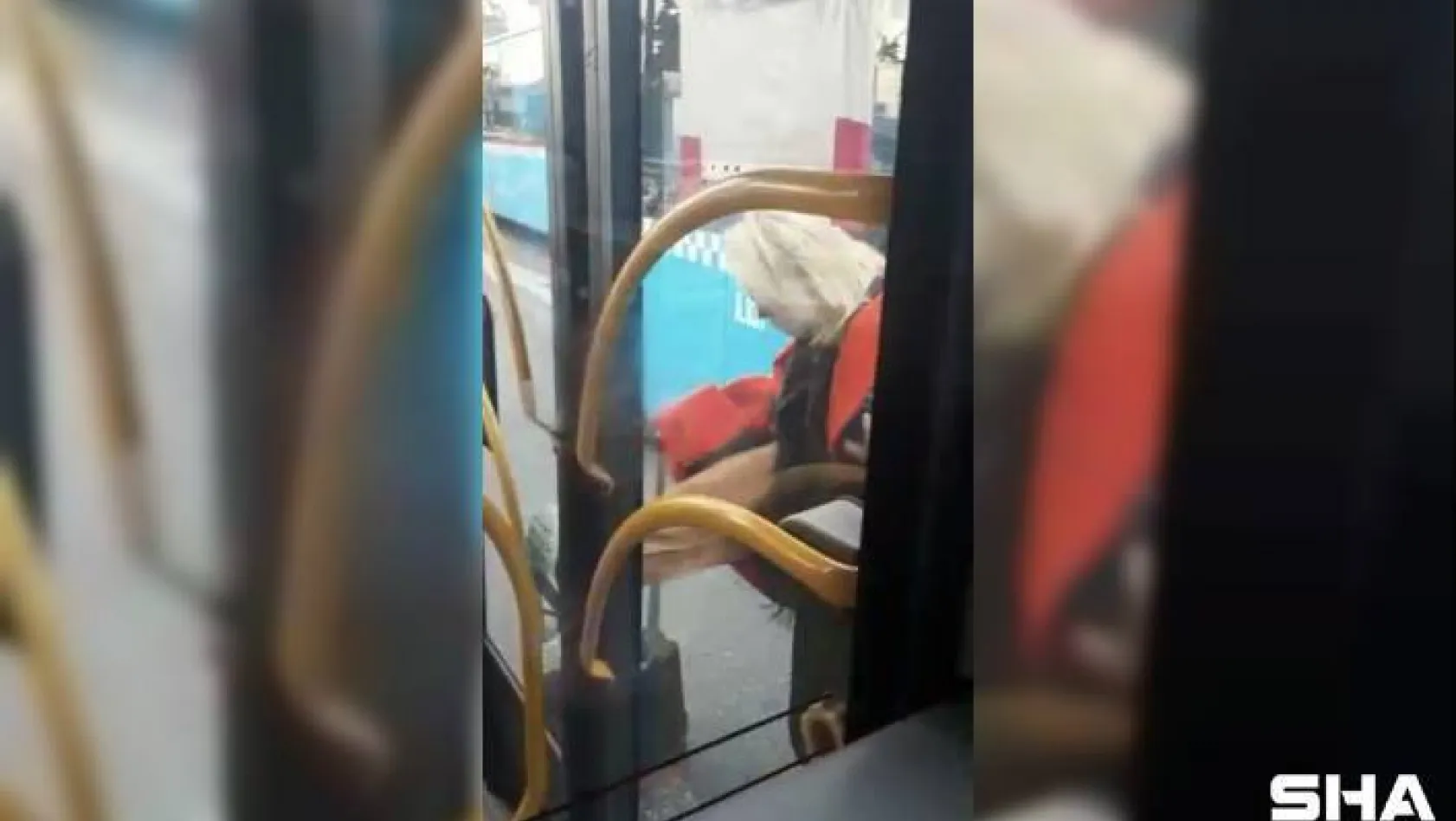 (Özel) Beşiktaş'ta çılgına dönen kadının otobüse saldırdığı anlar kamerada