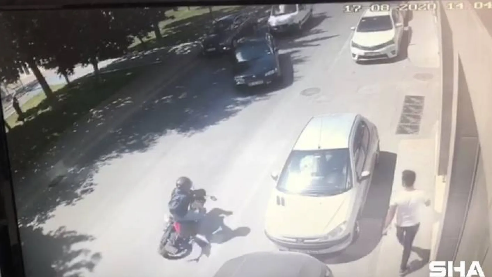 (Özel) Beyoğlu'nda motosikletlinin metrelerce sürüklendiği kaza kamerada