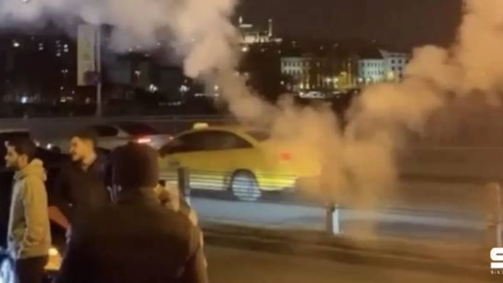 (Özel) İstanbul trafiğinde yasağa rağmen asker uğurlama terörü kamerada