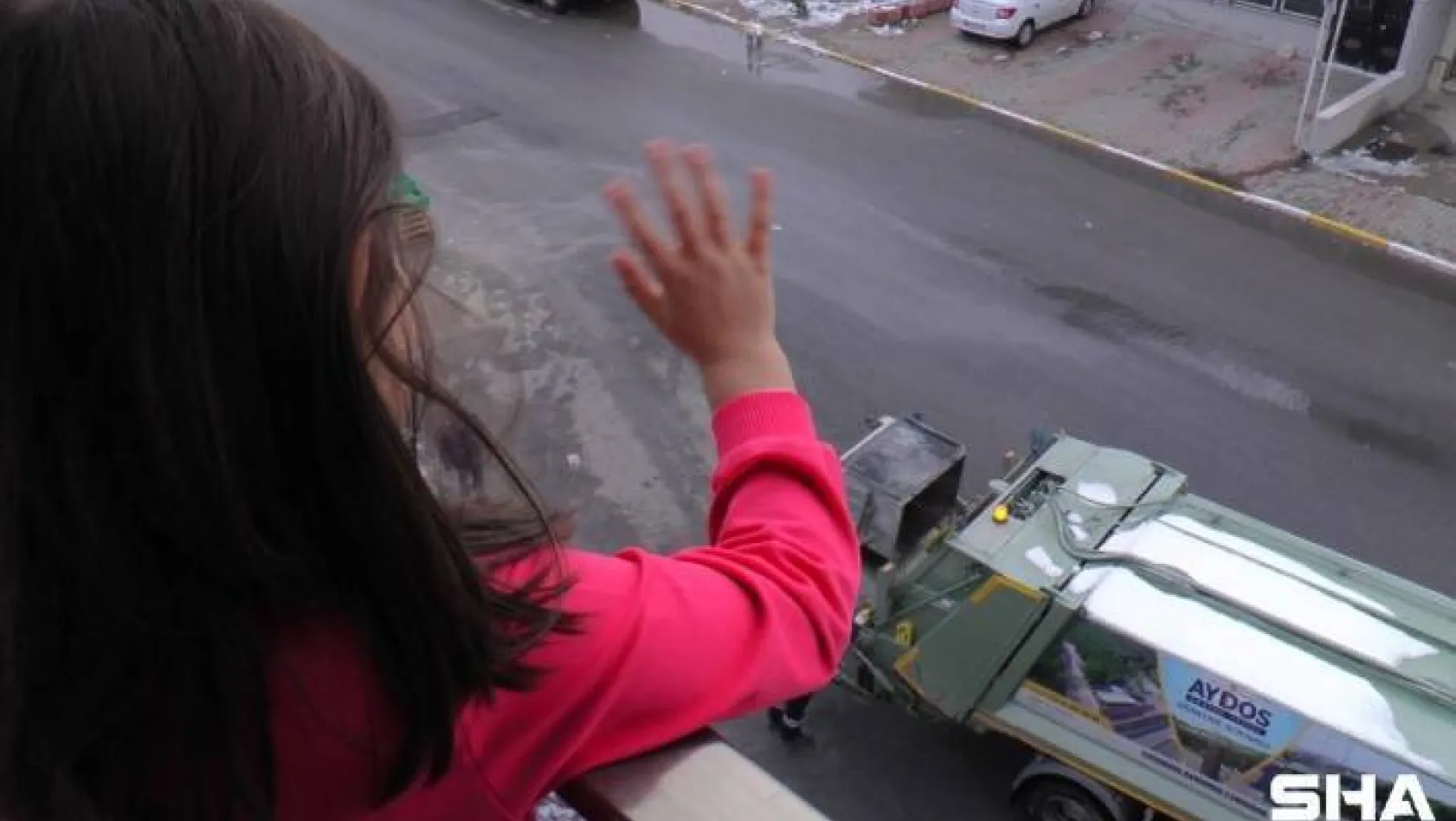 (Özel) Minik kız 3 yıldır çöp arabasına el sallıyor